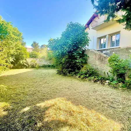 Pensión La Nimoise, Maison Familiale Avec Jardin 2*