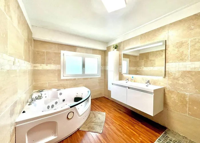 La Nîmoise, Maison Familiale Avec Jardin 4*